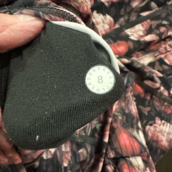 Lululemon leggings size 8 - Picture 2 of 2